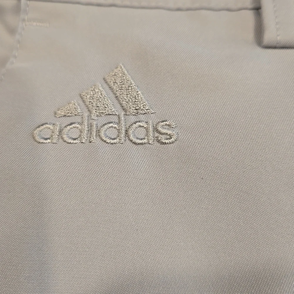 ADIDAS CLIMALITE GOLF SHORTS FLAT FRONT.. SIZE 32. LIGHT GREY.